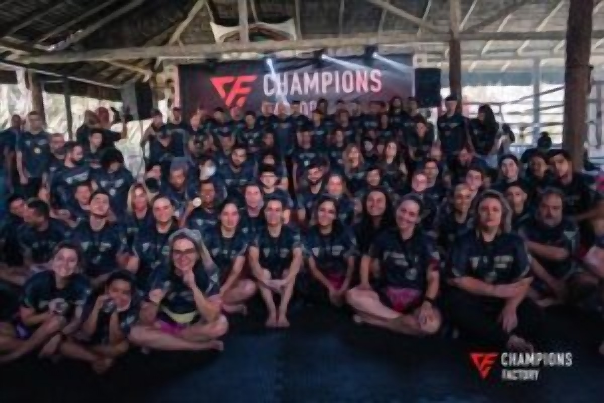 Equipe Champions Factory reunida