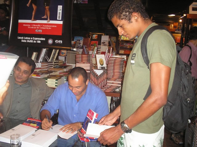 Lançamento Letras e Expressões livro de Muay Thai